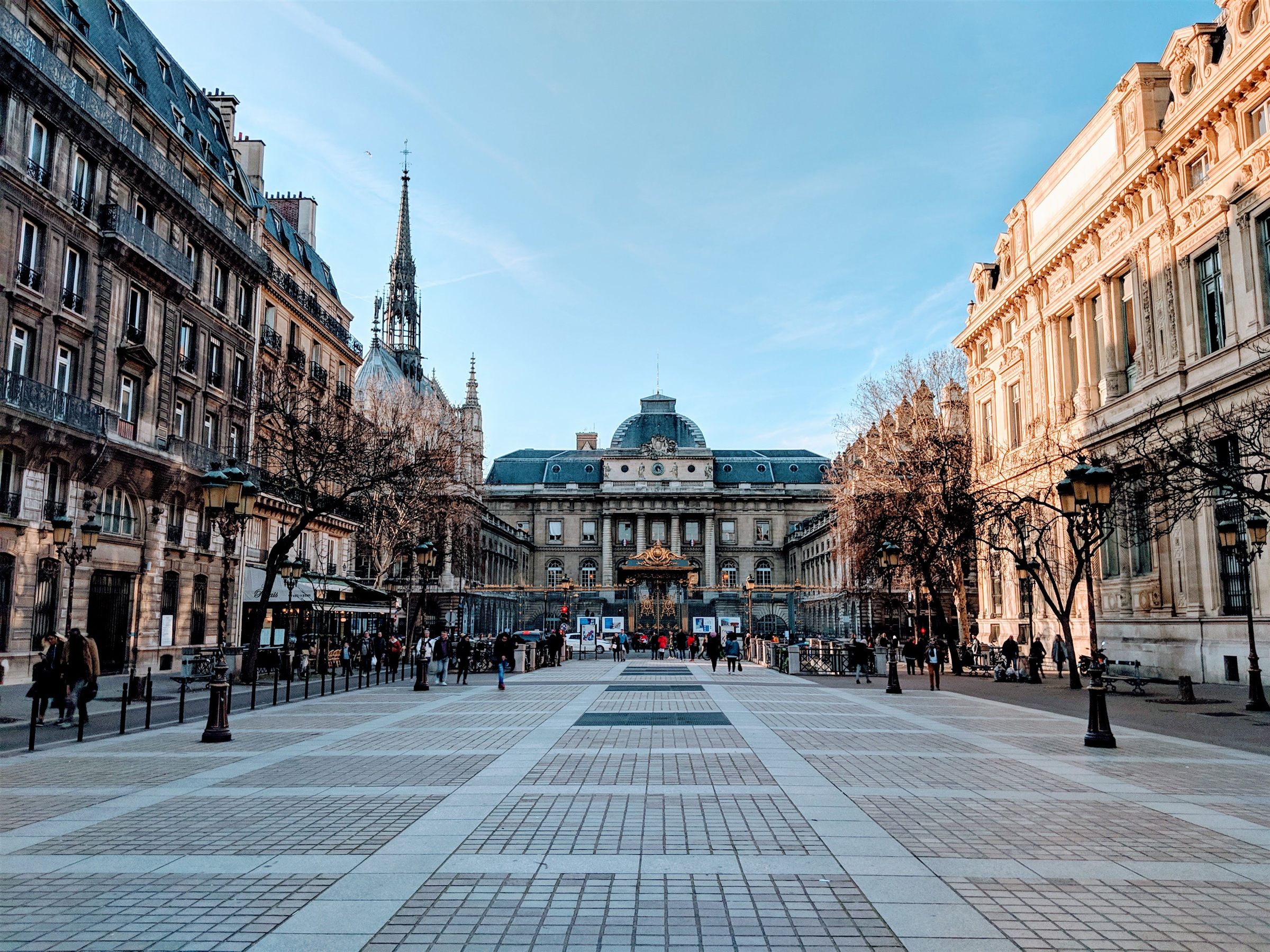 Le Palais de Justice et la flèche de la Sainte-Chapelle, Paris